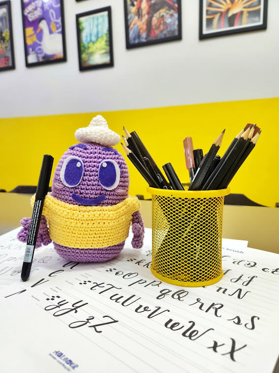 Somos uma escola manauara de cursos criativos, ativa na cidade desde o ano de 2016.&nbsp;Muito mais que um local de pr&aacute;tica art&iacute;stica, buscamos ser um espa&ccedil;o de incentivo &agrave; livre troca de ideias e explora&ccedil;&atilde;o da criatividade. Prezamos pelo respeito &agrave; individualidade, liberdade e ritmo do aluno, atrav&eacute;s da aplica&ccedil;&atilde;o de metodologias de ensino flex&iacute;vel e sem fortes cobran&ccedil;as.